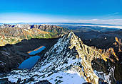 Niżne Rysy, po lewej widoczne Morskie Oko i Czarny Staw pod Rysami - Tatry Słowackie